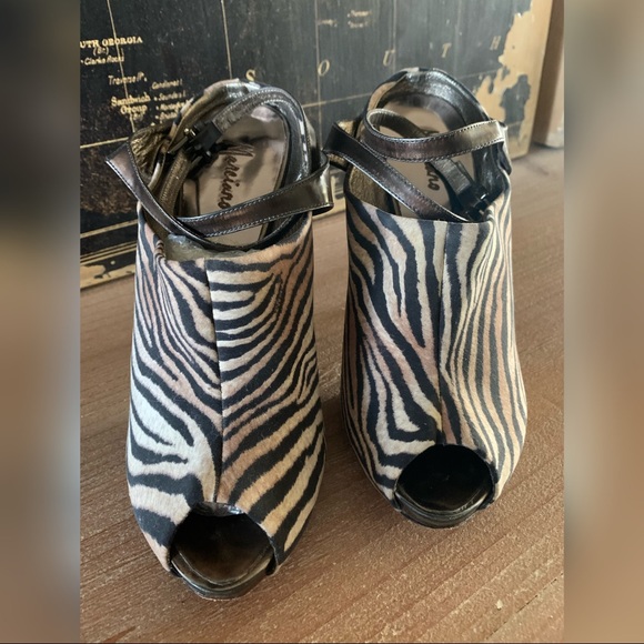 Marciano ‘Tamina’ Peep Toe - Picture 4 of 10